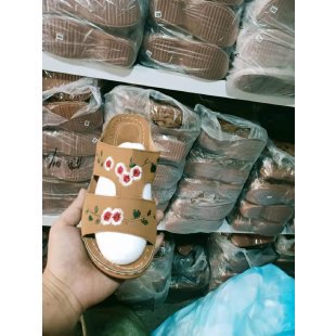 Dame Clogs med floralt broderi design og komfortabelt fodseng Stilla