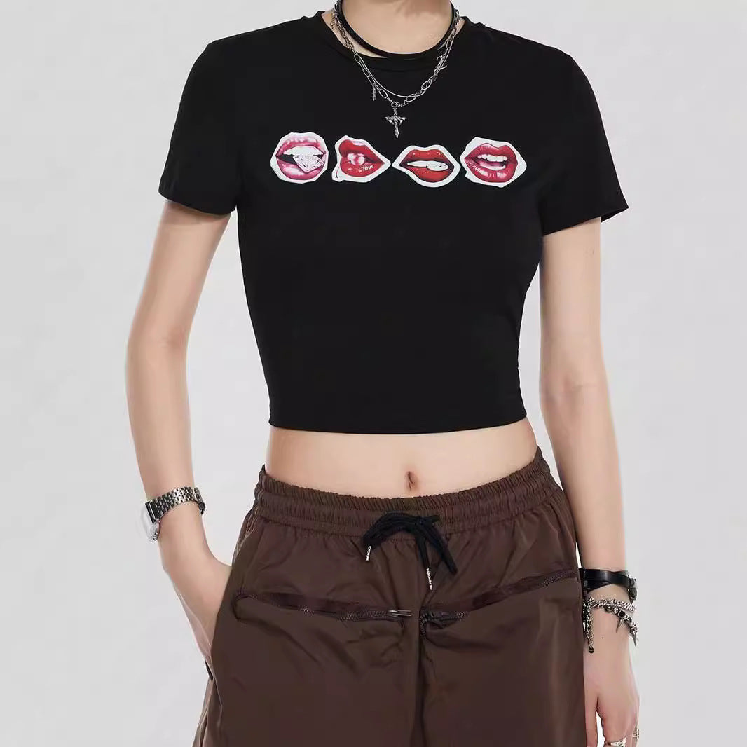 Dame Crop-T-shirt med kreativ læbe motiv og tætsiddende snit Skovae
