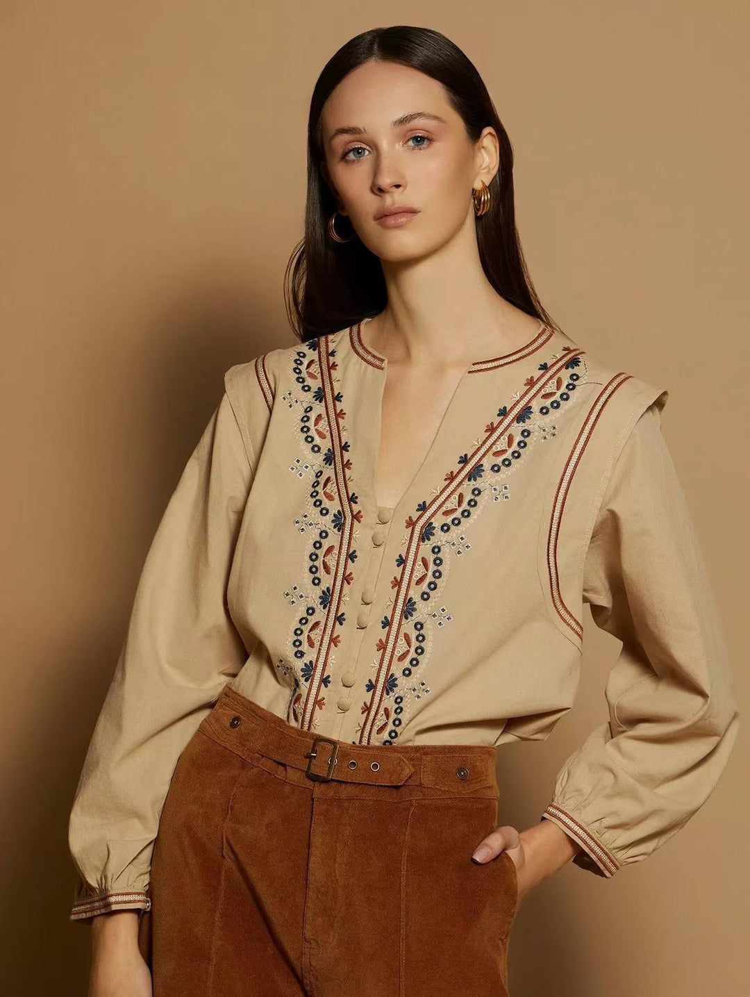 Damebluse med kunstneriske broderier og afslappet snit Stilla