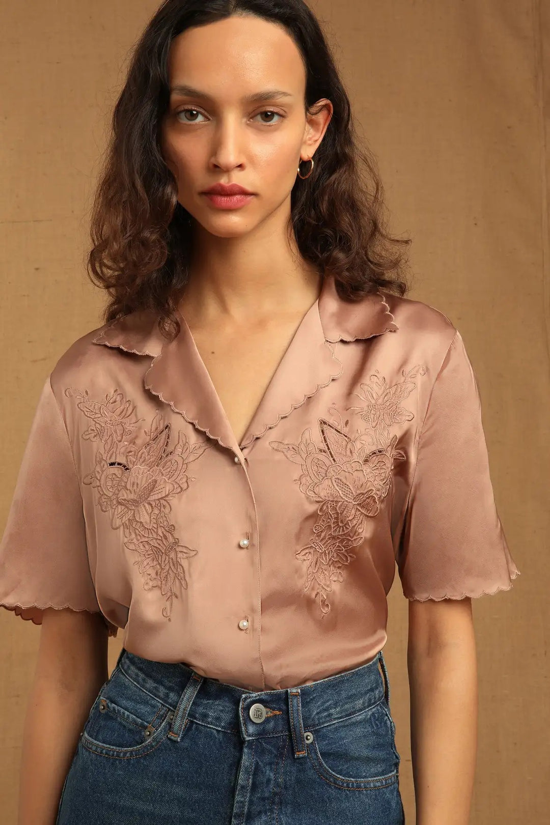 Dame satinbluse med floral broderidesign og elegante perleknapper Stilla