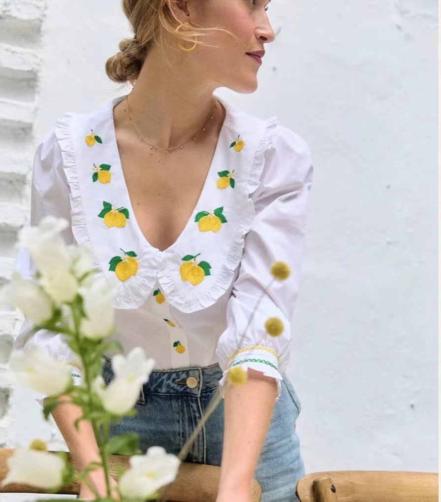 Damebluse med unikt citrondesign og romantisk rynket kant Stilla
