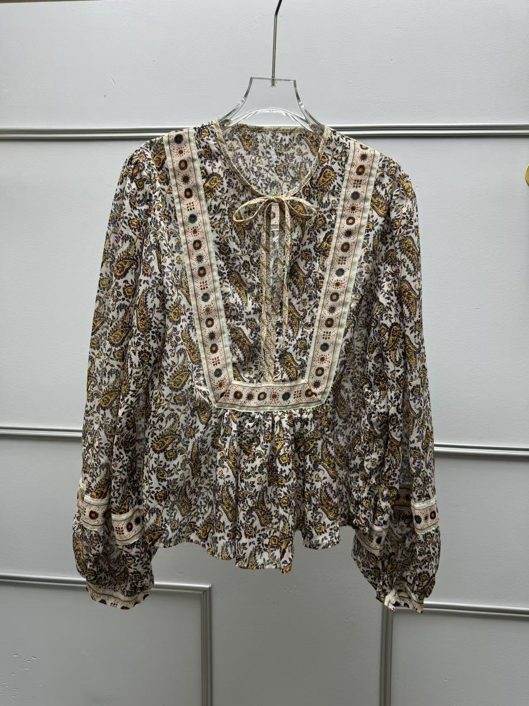 Damebluse med elegant blomstret mønster og rynker Stilla
