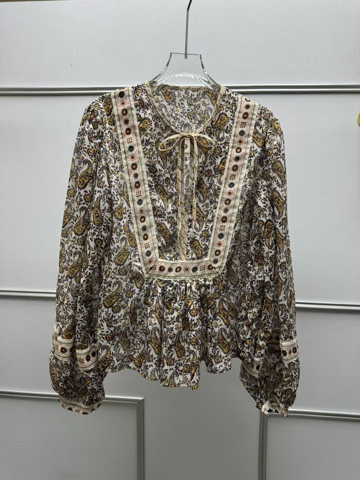 Damebluse med elegant blomstret mønster og rynker Stilla