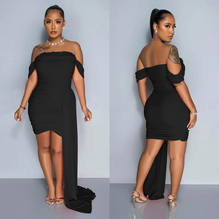 Dame elegant cocktailkjole med skulderfri form og asymmetrisk kant Stilla