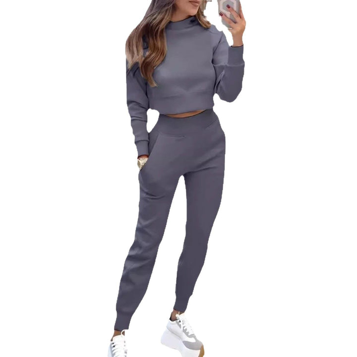 Kvinders sporty sæt lavet af hyggeligt bomuldsstof med stilfuld cropped top og elastisk taljebånd Stilla