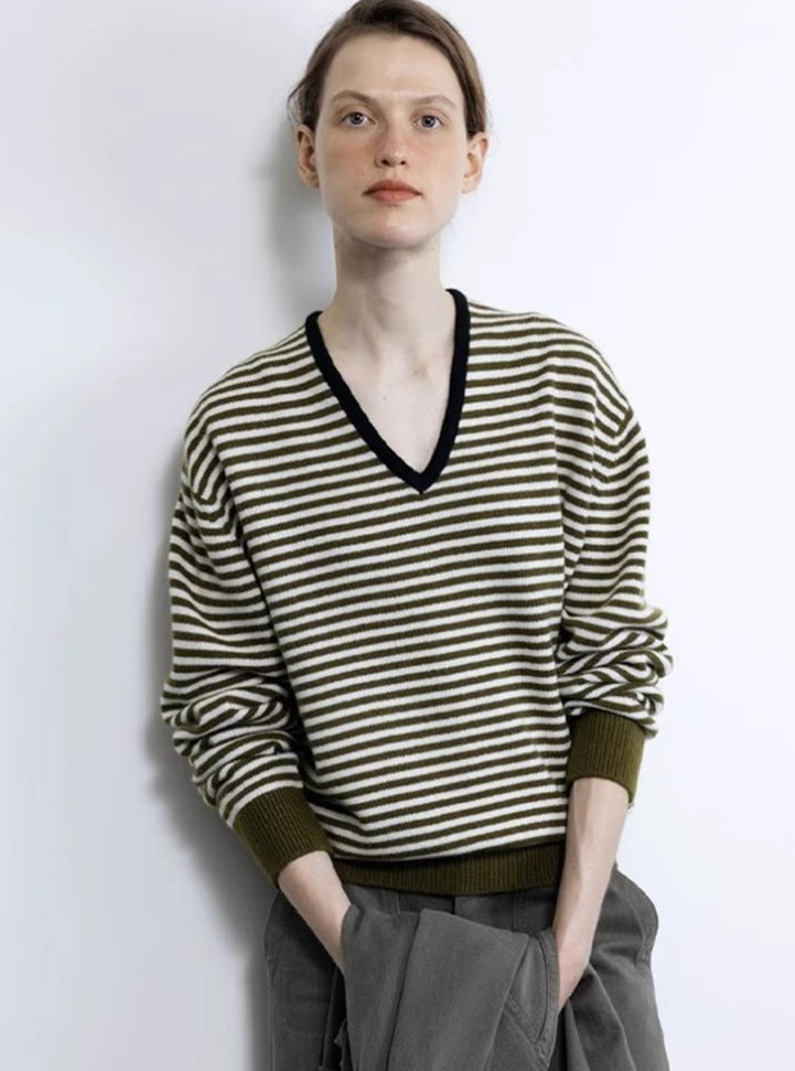 Dame stribet pullover med V-hals og blødt flydende materiale Stilla