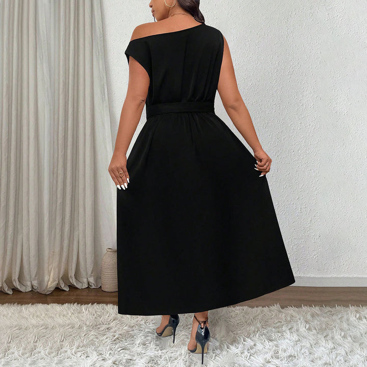 Damer elegant maxikjole med off-shoulder design og sidebindebælte Stilla