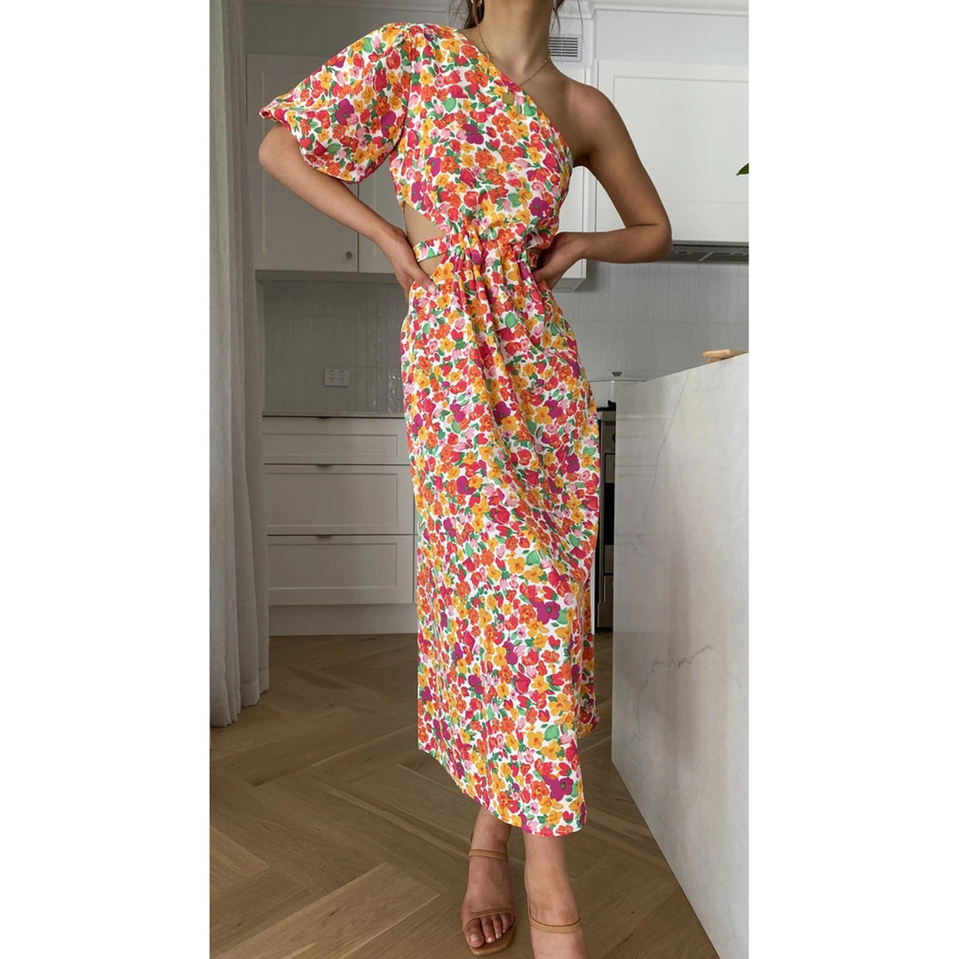 Dame cocktailkjole med asymmetrisk snit og florale mønstre Stiila