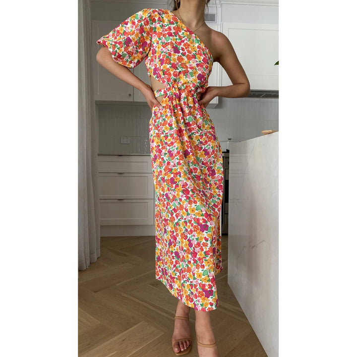 Dame cocktailkjole med asymmetrisk snit og florale mønstre Stiila