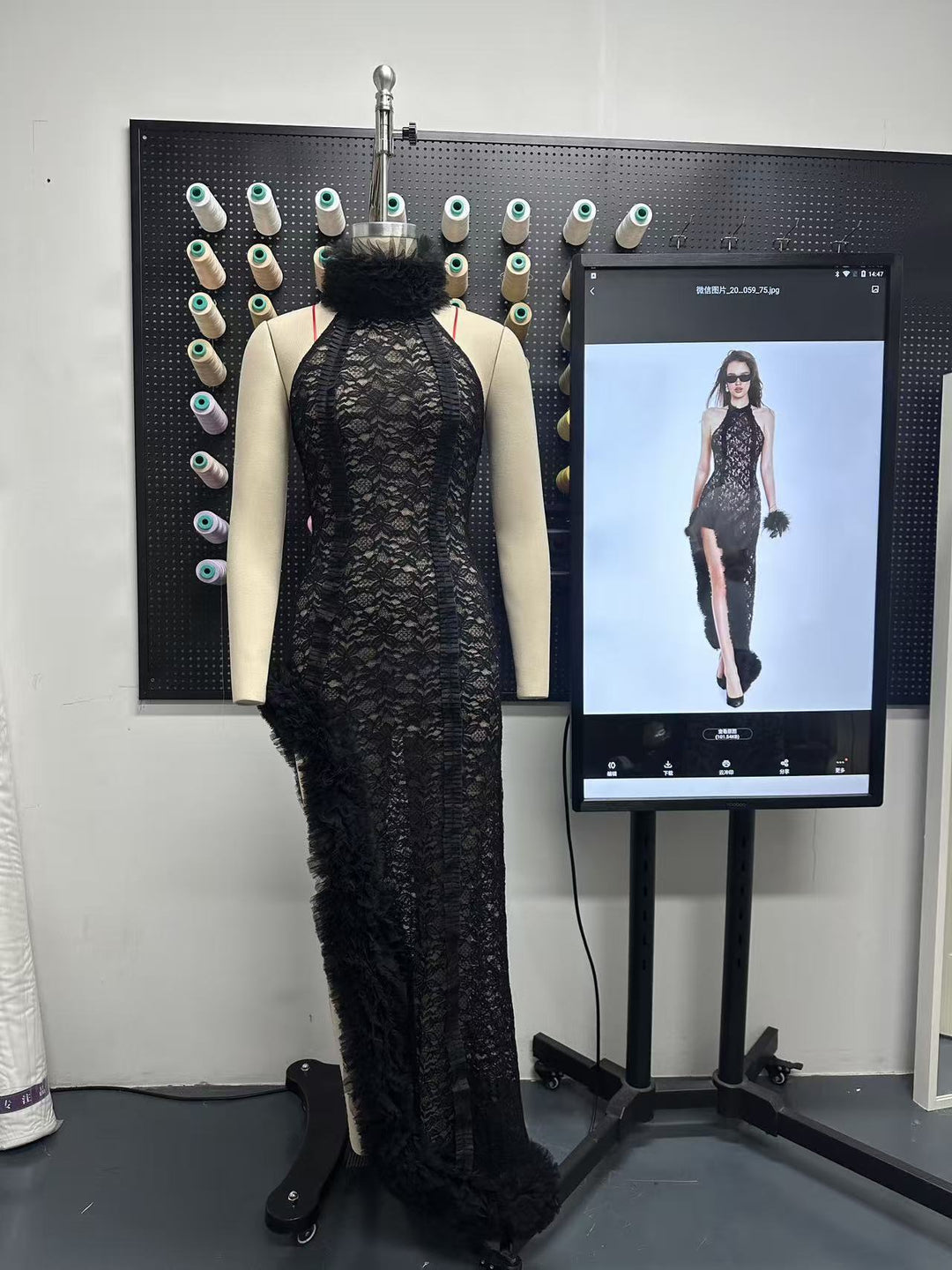 Dame Elegante Spidskjole med voluminøse Rüscher og transparente detaljer Skovae