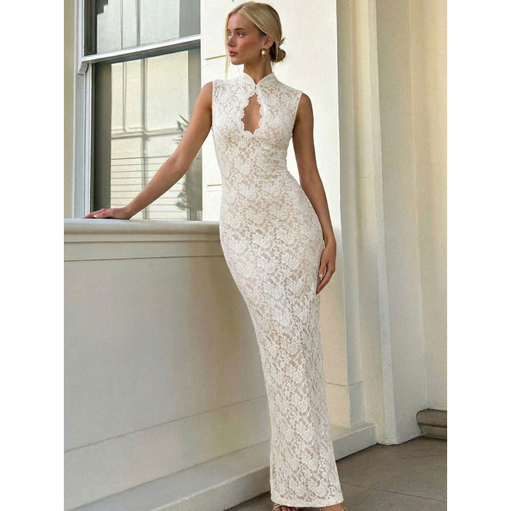 Damen Spitzenkleid mit hohem Kragen und figurbetonter Silhouette Skovae