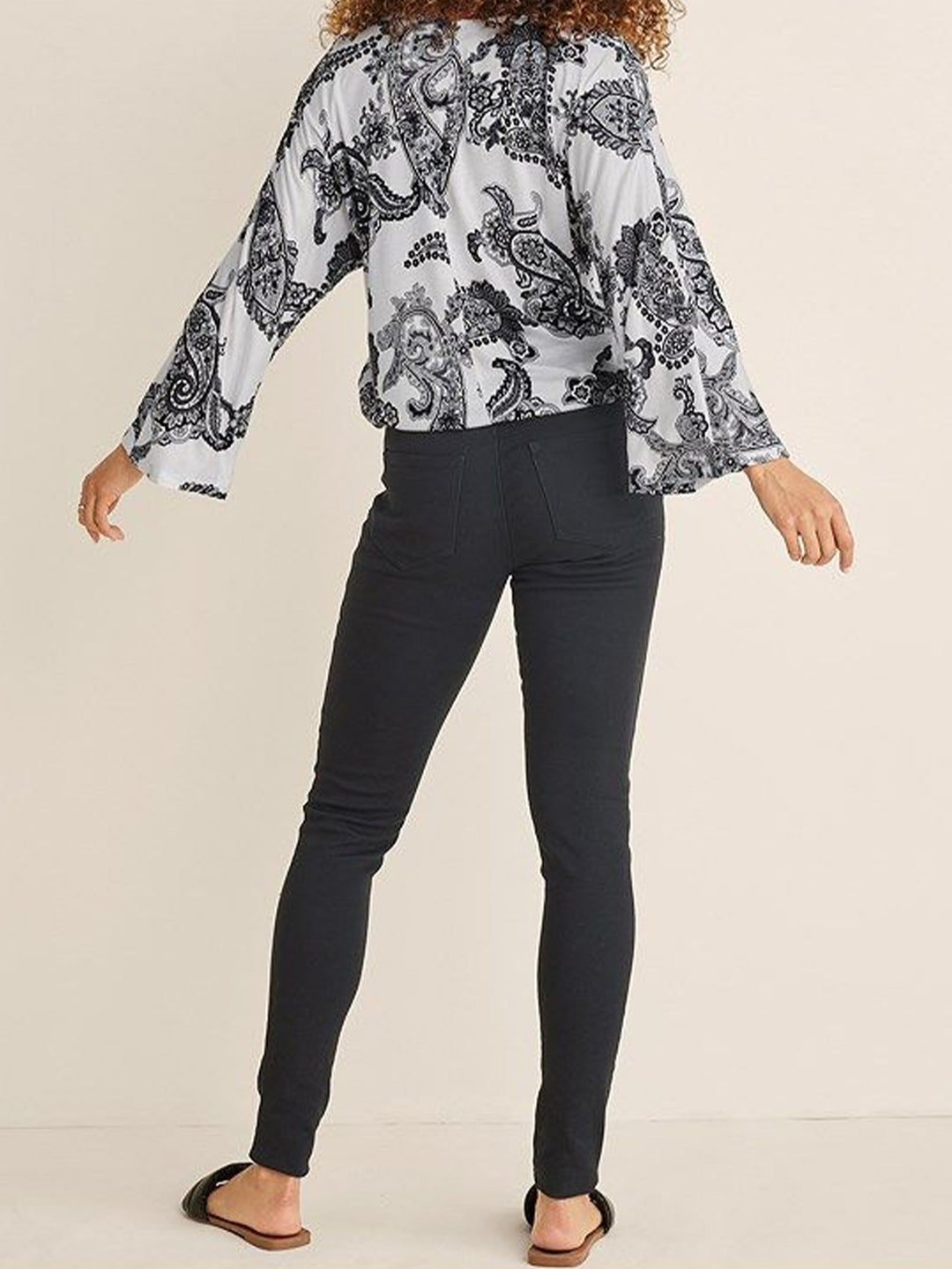 Dame Bluse i elegant paisley-design med løse ærmer og raffineret knapstolpe Stilla