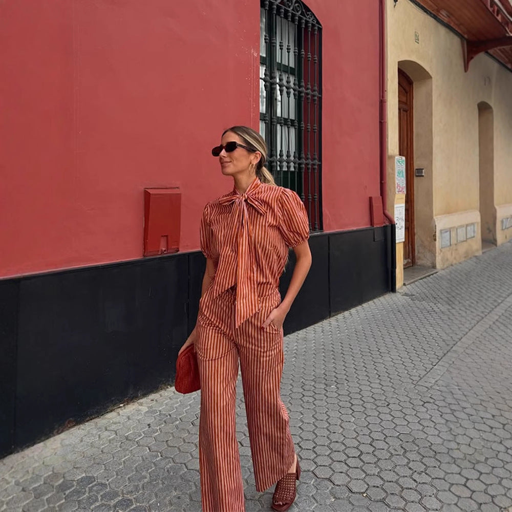 Dame stribet jumpsuit med sjalkrave og vide ben Stilla