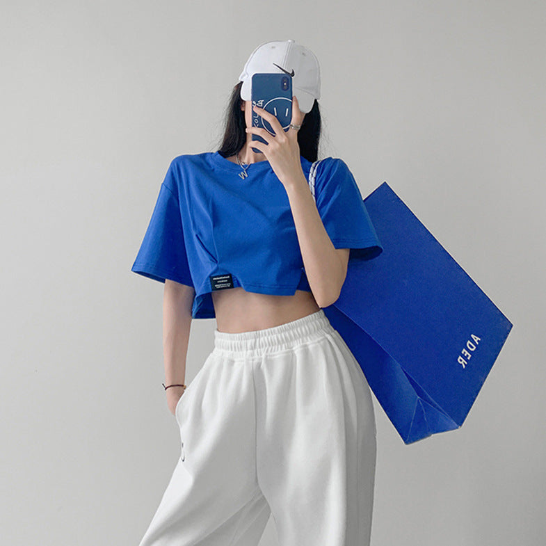 Kvinders cropped t-shirt med en afslappet pasform og moderne detaljer