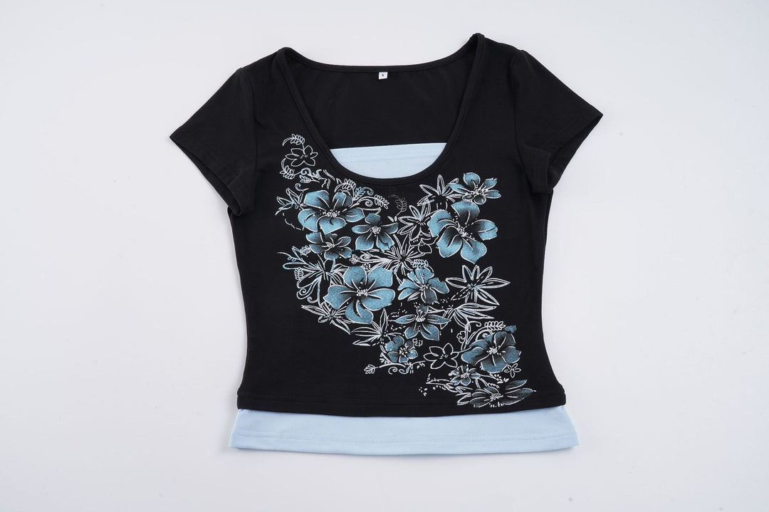 Dame T-shirt med blomsterprint og kropsnær pasform Skovae