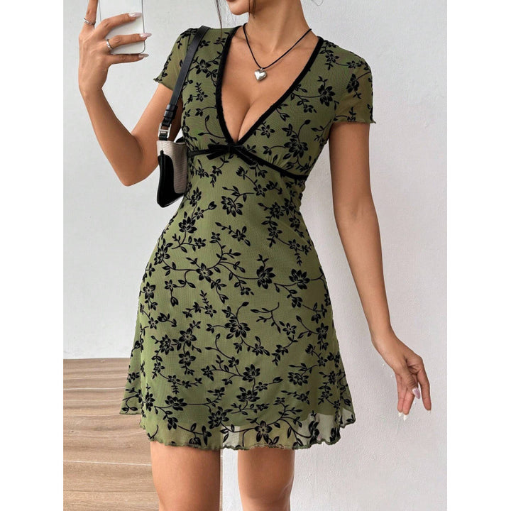 Damen Sommerliches Blumenkleid mit tiefem V-Ausschnitt und schwingendem Saum Skovae