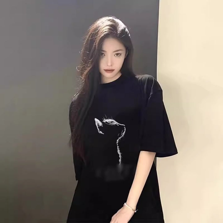 Dame oversized T-shirt med stiliseret kattemotiv og afslappet snit Stilla