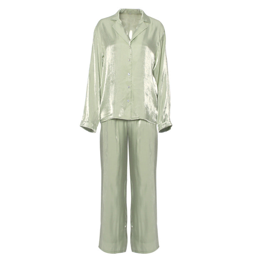 Dame Satin Pyjamasæt med elegant snit og knapdetaljer Stilla