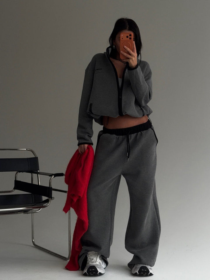 Kvinders komfortable cropped hoodie med høj krave og afslappede joggers Stilla