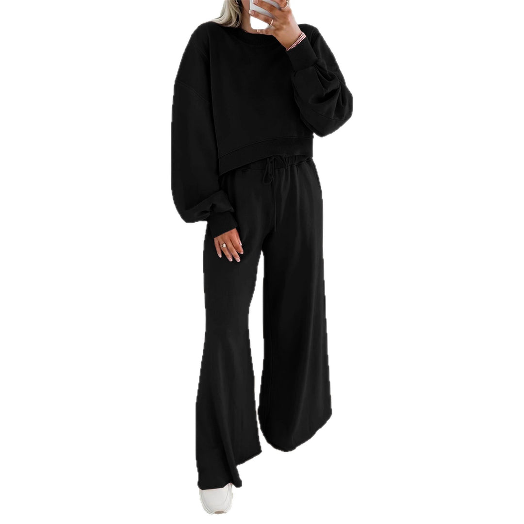 Kvinders komfortable sportssæt med afslappet cropped sweatshirt og bred bukseudsparing Stilla
