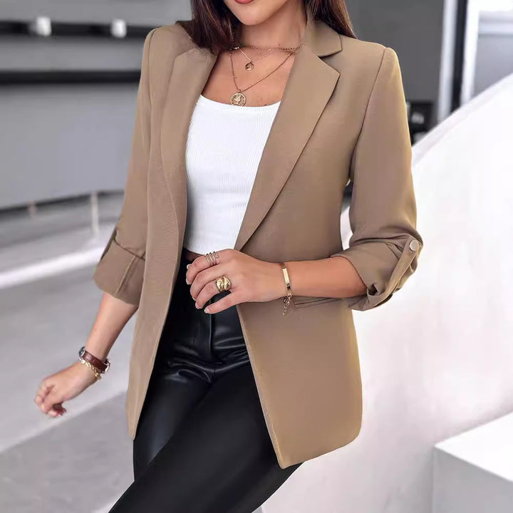 Kvinders elegante blazer med højt skåret hals og fashionable knapdetaljer Stilla