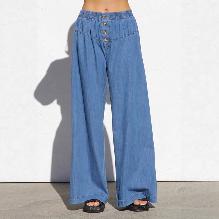 Kvindernes brede denimbukser med elastisk talje og knapdetaljer Stilla