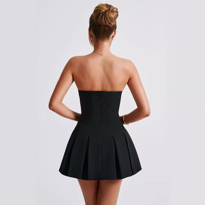 Dame Strapless Mini-Kjole med flydende Skørt og feminin Silhuet Stilla
