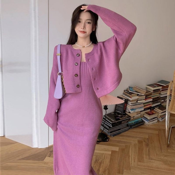 Kvinders strikkede kjole med matchende cardigan og knapdesign Stilla
