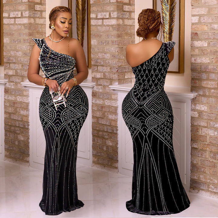 Dame Elegant aftenkjole med asymmetrisk design og funkende applikationer Stilla