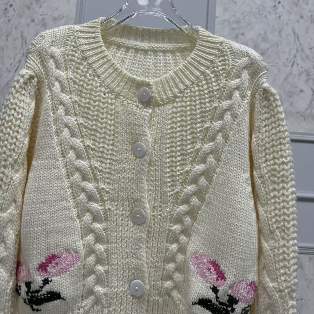 Dame strikjakke med blomster broderi og knapbar front Stilla