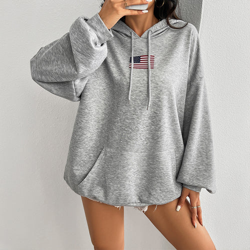Dame hættebluse med broderet flagmotiv og behagelig pasform Stilla