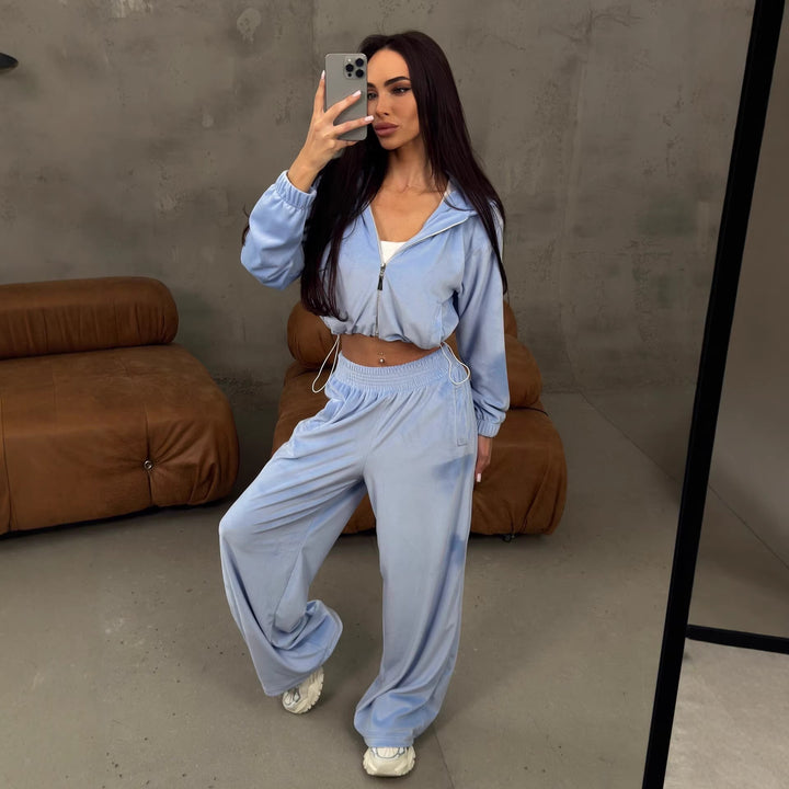 Kvinders afslappede velour loungewear sæt med cropped top og bred pasform Skovae