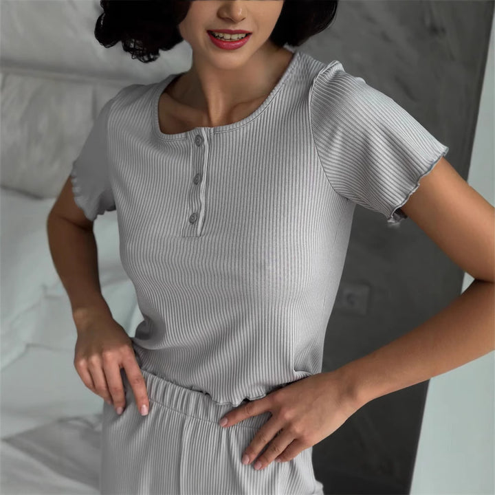 Kvinders pyjamasæt med elastisk talje og knapdetaljer