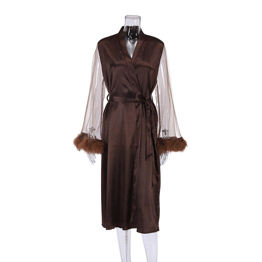 Dame Satin-Robe med gennemsigtige ærmer og elegante flæsedetaljer Stilla