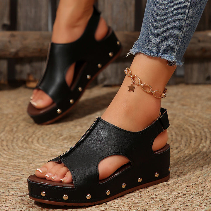Dame Wedge-sandaler med dekorative nitter og ergonomisk indlægssål Stilla