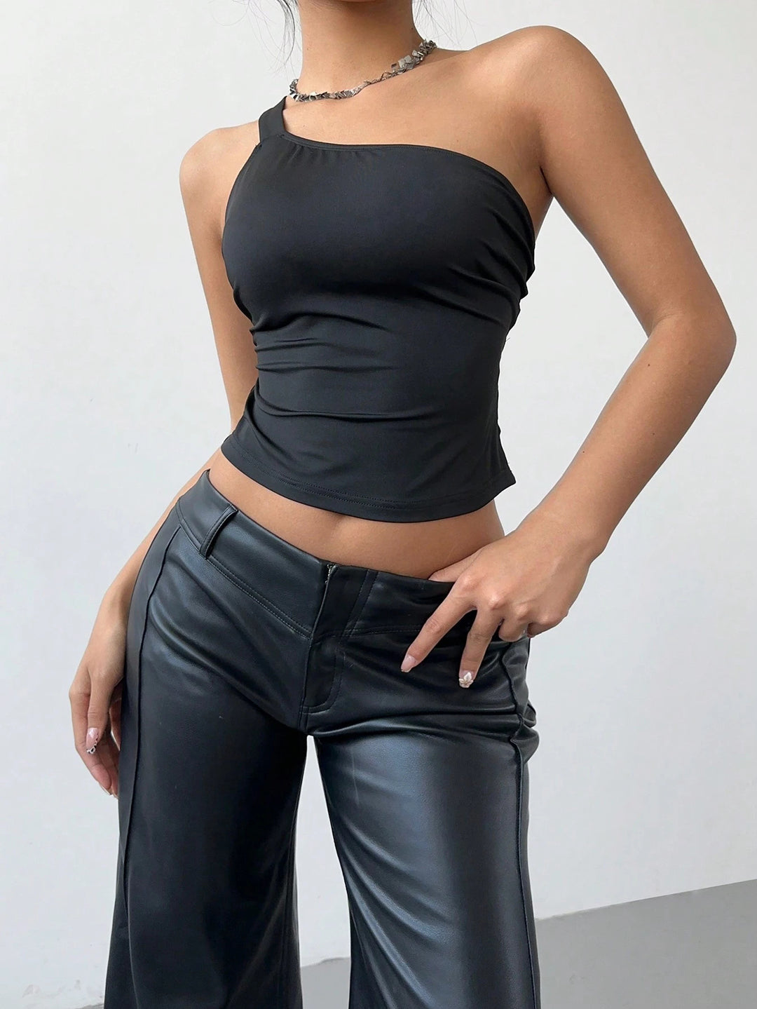 Damer asymmetrisk top med figurformende snit og elastisk stof Stilla