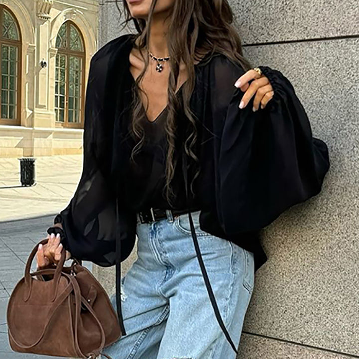 Damebluse med voluminøse ærmer og V-udskæring i let chiffon Stilla