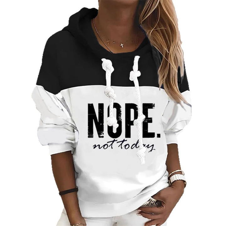 Dame nan sporty-urban hoodie med statement-print, markante snøre og ballonærmer Skovae