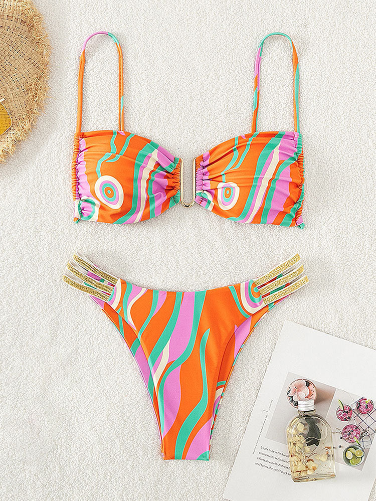 Damebikini med moderigtige flæsedetaljer og trendy farvegradient Skovae