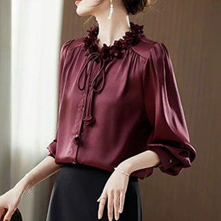 Damebluse med florale flæser og elegant snøring Stilla