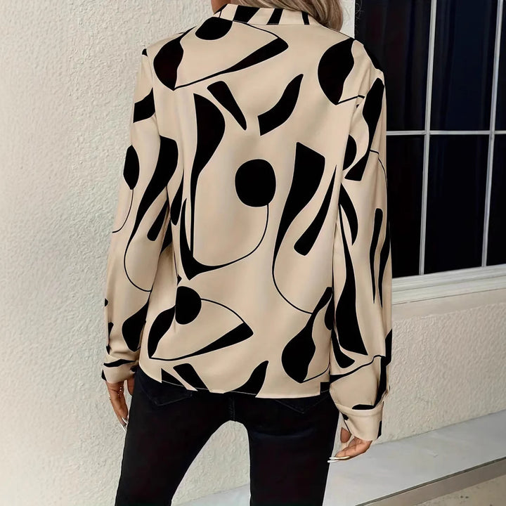 Damebluse med moderne grafisk design og afslappet pasform Stilla