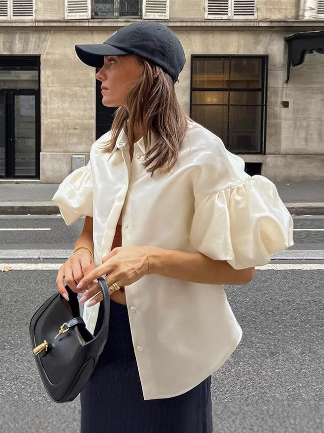 Damebluse med voluminøse puffærmer og elegant krave Stilla