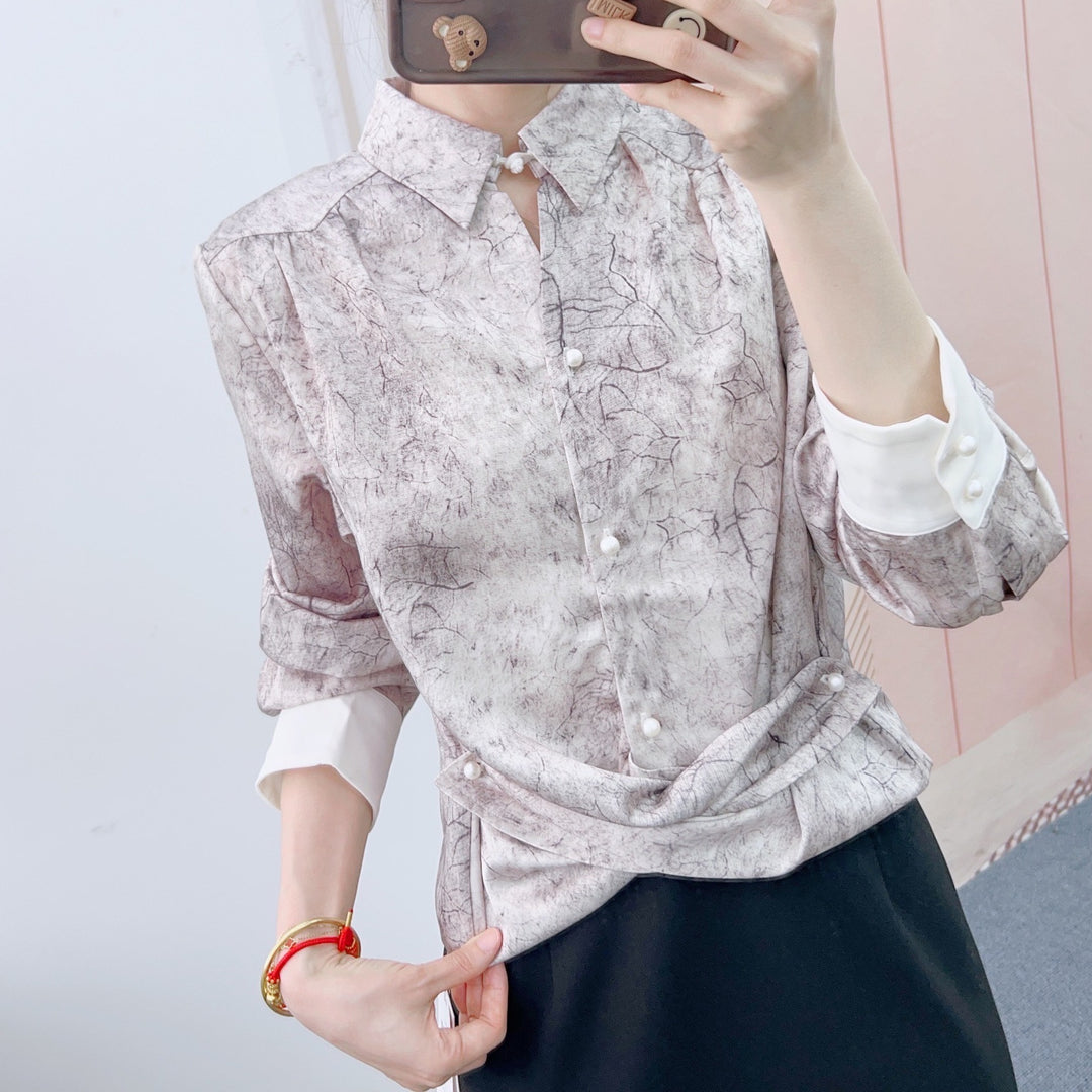 Damebluse med kunstnerisk mønster og elegante detaljer Stilla