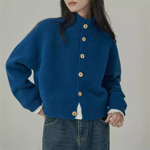 Kvinders knælange cardigan med opretstående krave og trendy træknapper Stilla