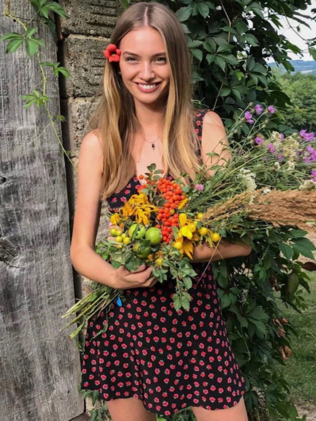 Dame midikjole med legende blomsterprint og dyb V-hals Stilla