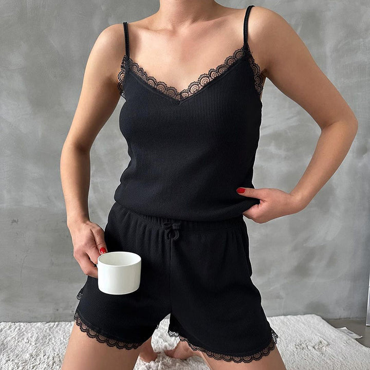 Dame hyggeligt kort pyjamasæt med fin blonder og justerbar talje Stilla