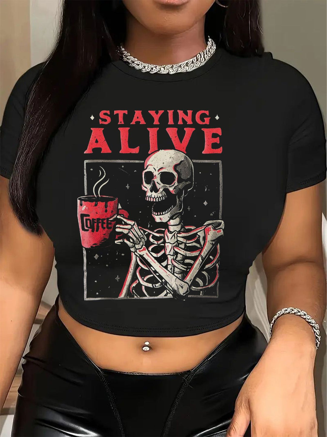 Dame Crop-T-shirt med kreativt skeletdesign og inspirerende tekst Skovae