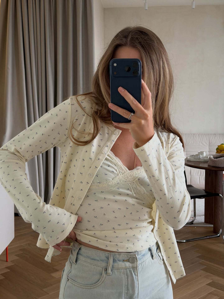 Kvinders afslappede bluse med blomsterdetaljer Stilla