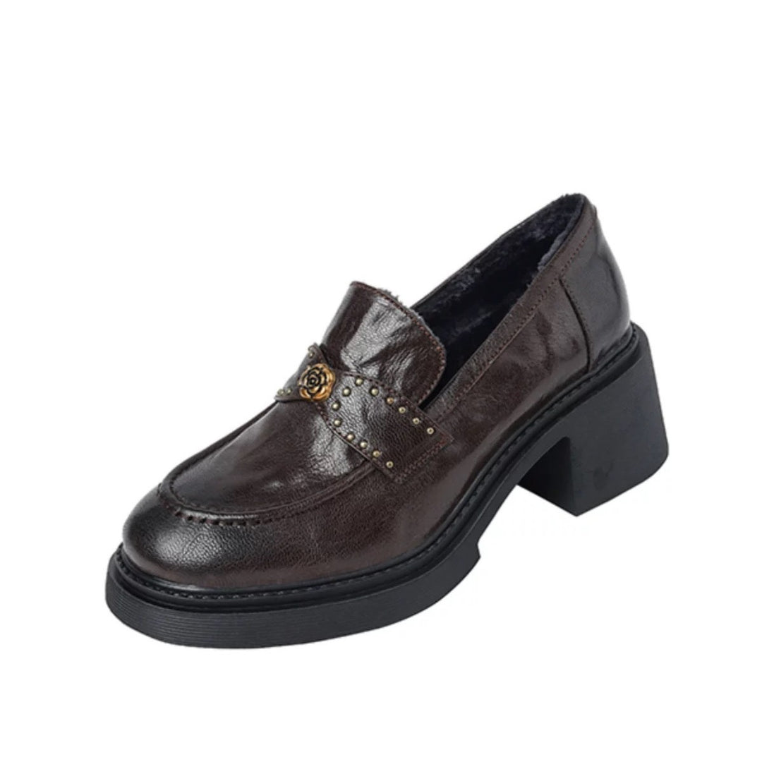 Dame elegante loafers med modige nitteraccenter og kvalitetslæder Stilla