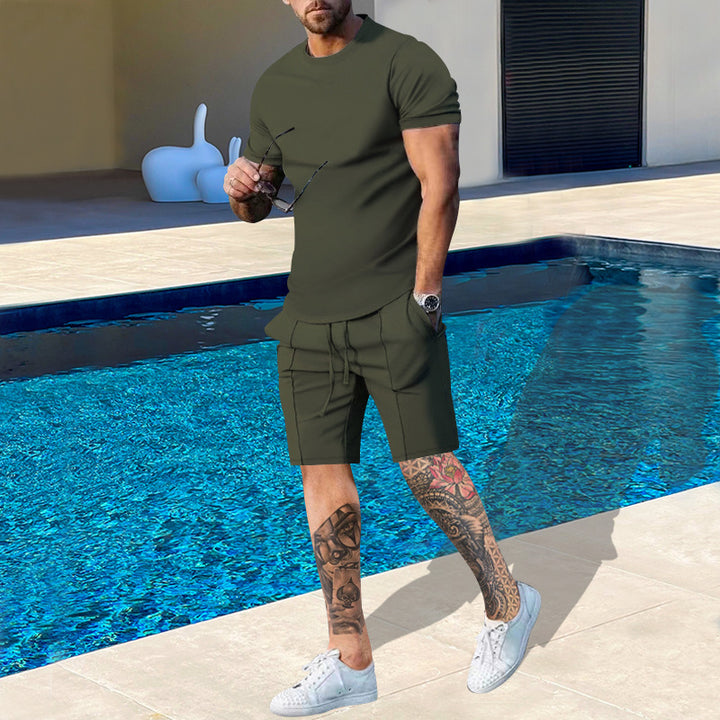 Herrer afslappet sommeroutfit bestående af overdel og shorts Stilla